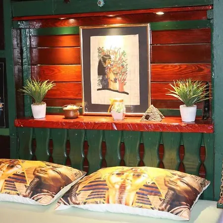 Frenkcottage 5 Km From The Airport- Free Transportation Rum i privatbostad *